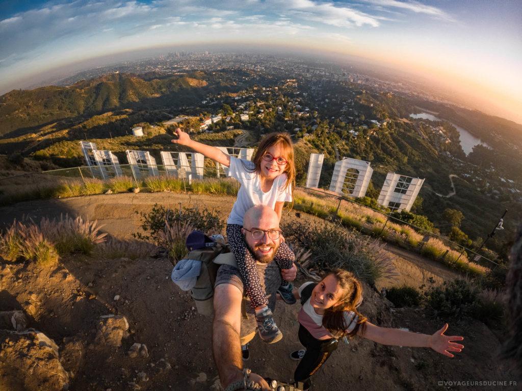 Voyageurs du ciné sur le Hollywood sign a los angeles
